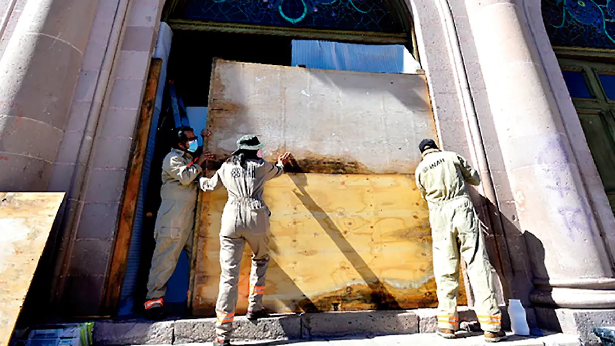 Personal del INAH realiza atención en el lugar donde derribaron una puerta del Teatro Calderón